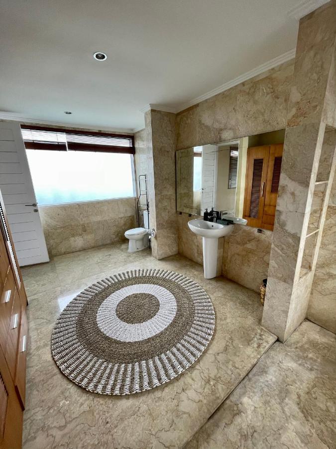 Private Suite In A Kids Friendly Big Shared Villa In Canggu 외부 사진